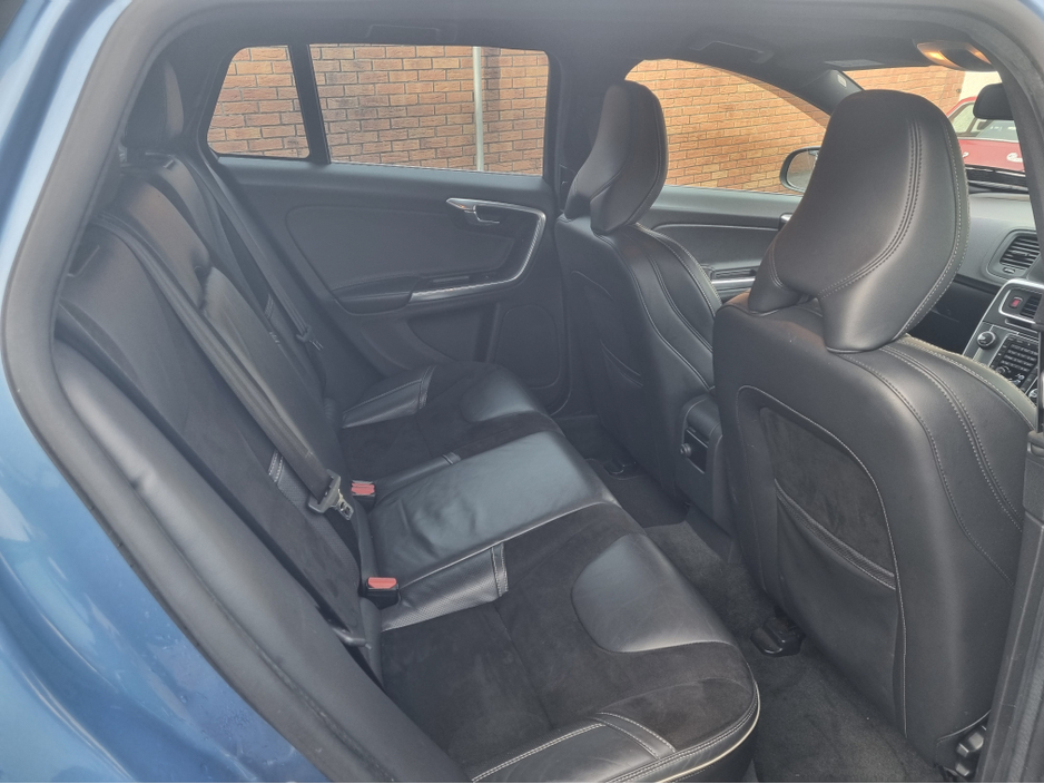 2015 Volvo V60 - image 12