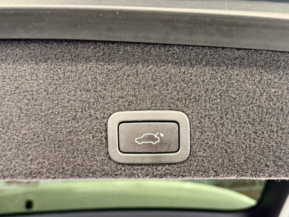 2017 Volvo XC60 - image 8