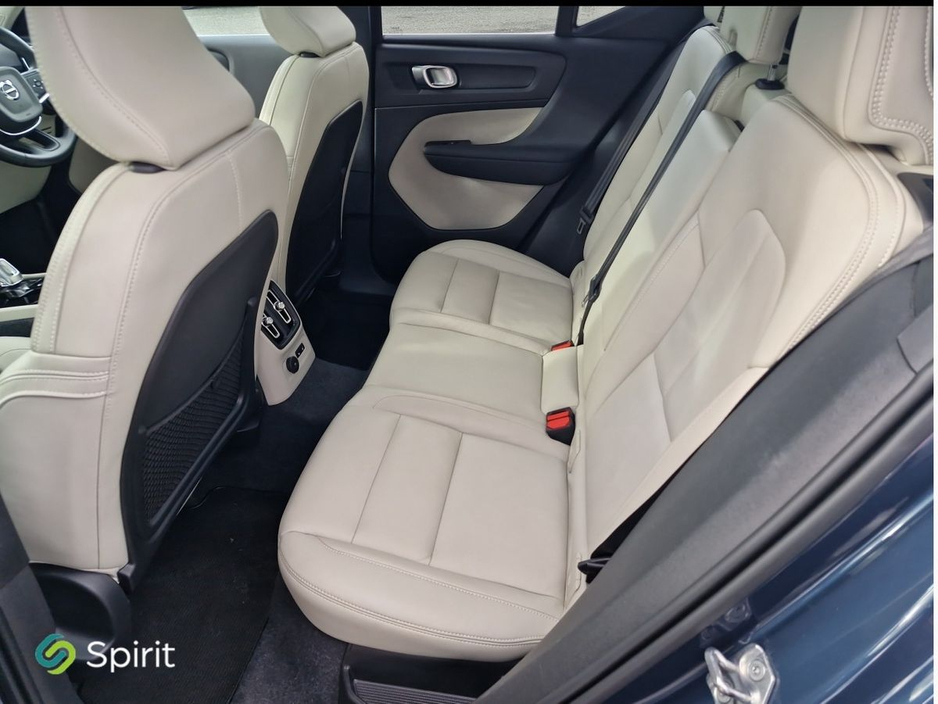 2021 Volvo XC40 - image 5