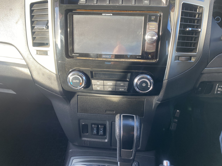 2015 Mitsubishi Pajero - image 5