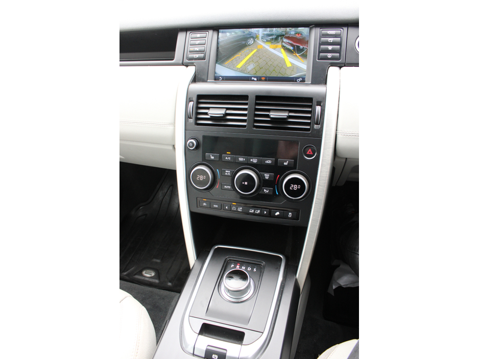 2015 Land Rover Discovery - image 9