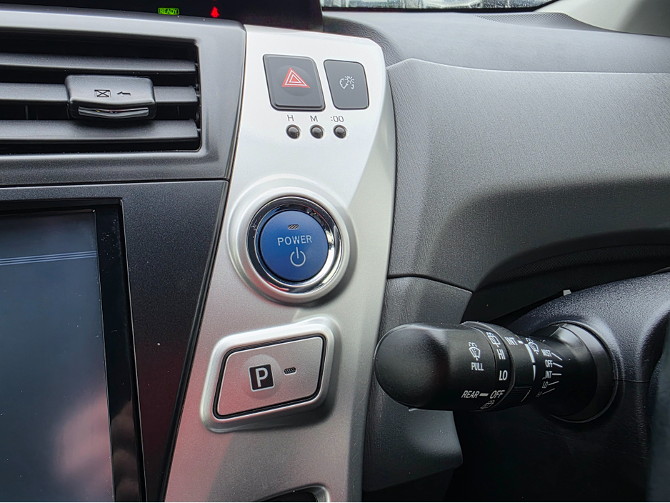 2013 Toyota Prius Alpha - image 19