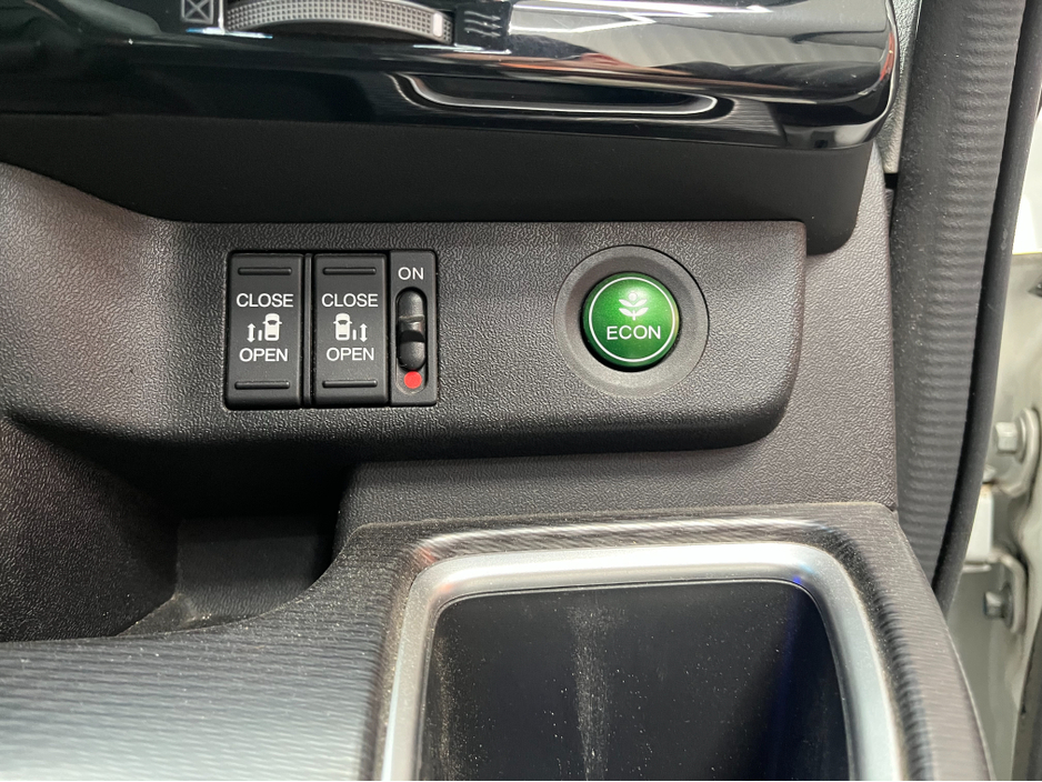 2020 Honda Stepwagon - image 12