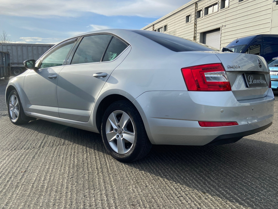 2015 Skoda Octavia - image 3