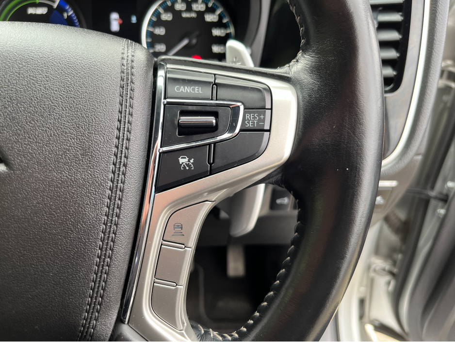 2020 Mitsubishi Outlander - image 25