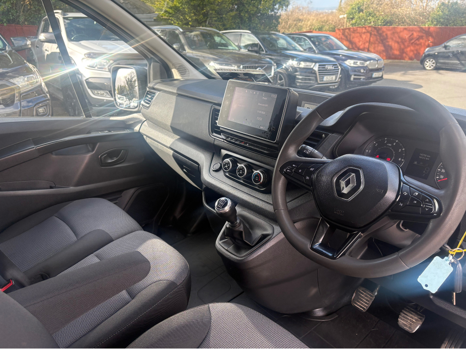 2023 Renault Trafic - image 11