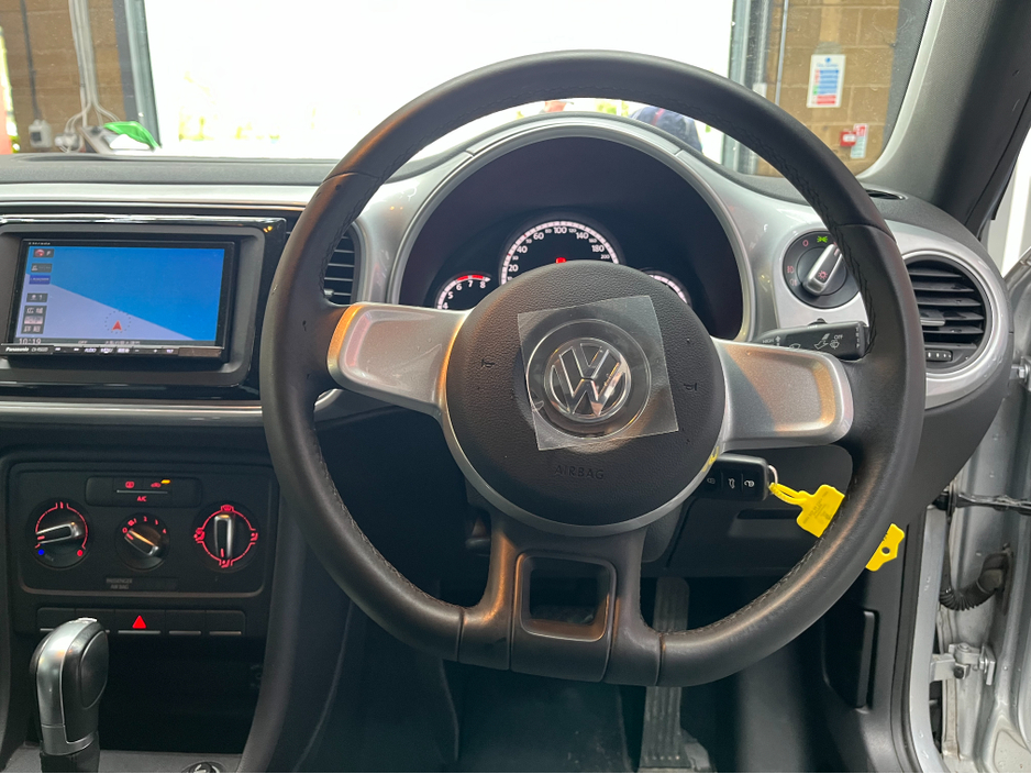 2015 Volkswagen Beetle - image 8