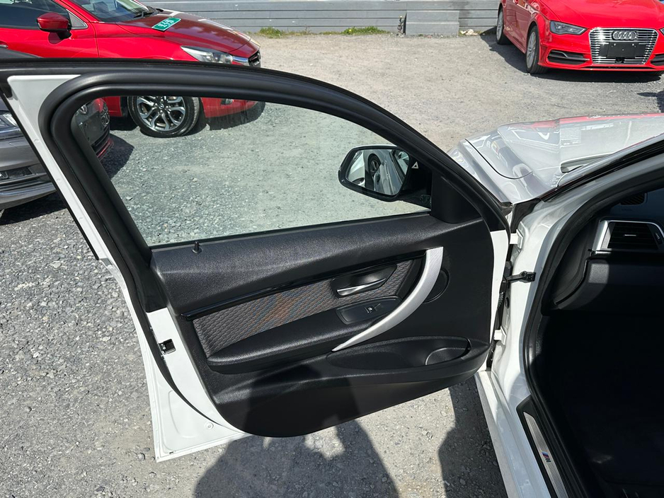 2017 BMW 3 Series - image 9