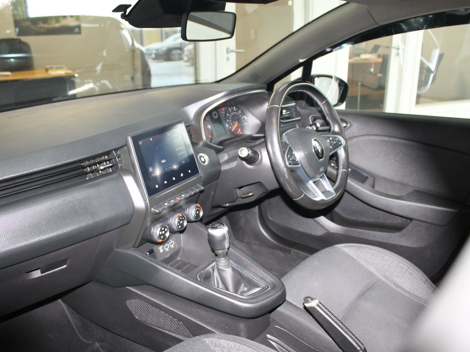 2020 Renault Clio - image 9