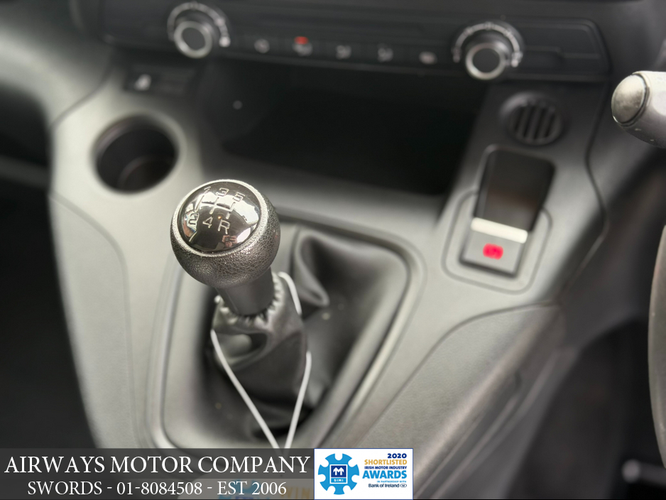 2020 Peugeot Partner - image 6