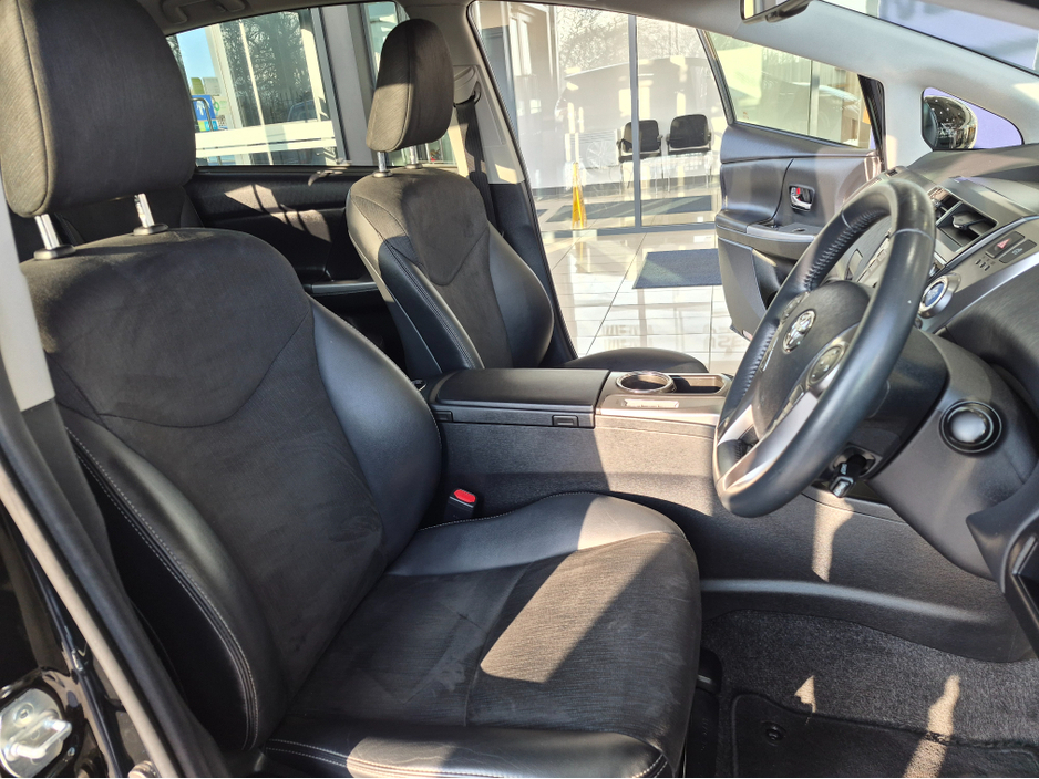 2020 Toyota Prius+ - image 8