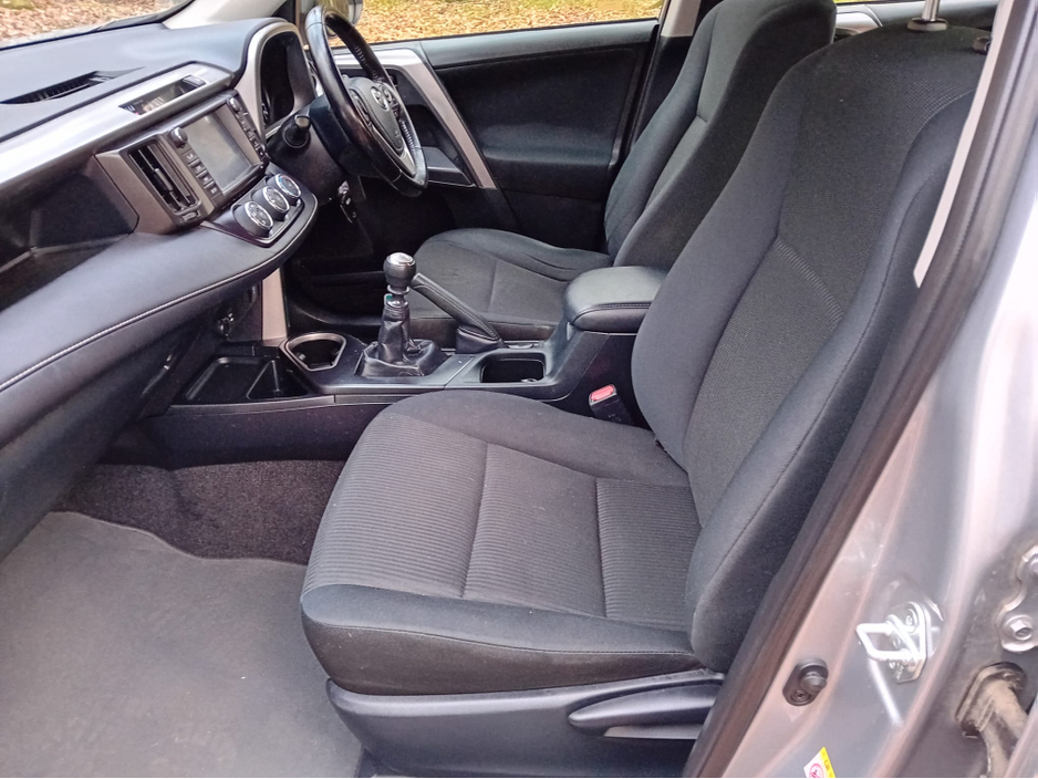 2017 Toyota Rav4 - image 10