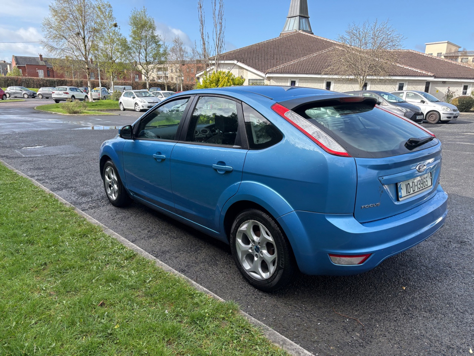 2010 Ford Focus - image 6