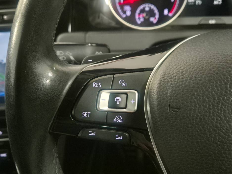 2016 Volkswagen Golf **HIGHLINE**ONLY 64000KMS**ALCANTARA SEATS*17" ALLOYS**BLIS**FOCAL INSIDE SPEAKERS*LANE ASSIST*KEYLESS ENTRY AND START**ADAPTIVE CRUISE CONTROL**DUAL ZONE CLIMATE**REVERSE CAMERA**BLUETOOTH STREAM €15,949