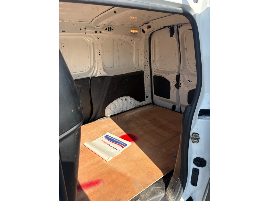 2021 Peugeot Partner - image 13