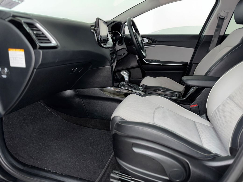 2020 Kia XCeed - image 3