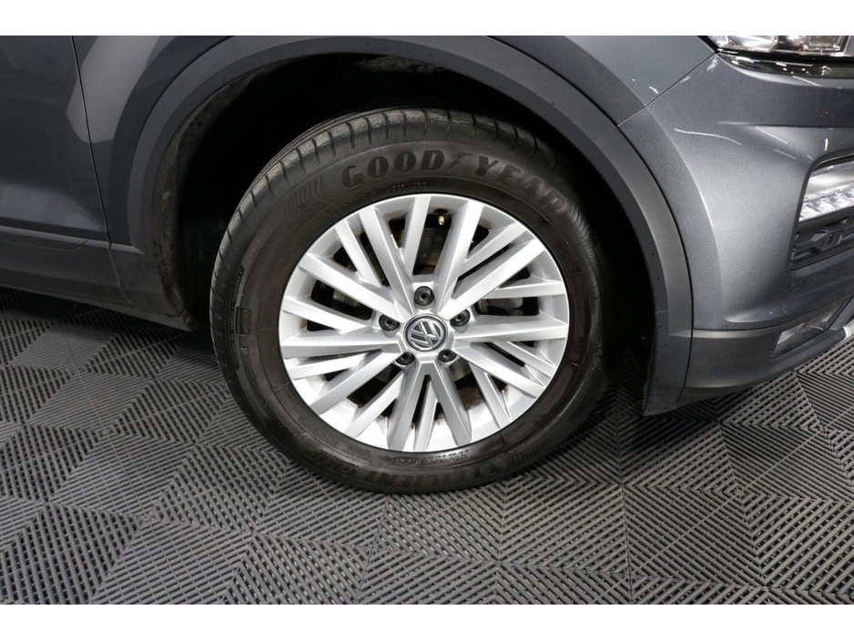 2020 Volkswagen T-Roc - image 4