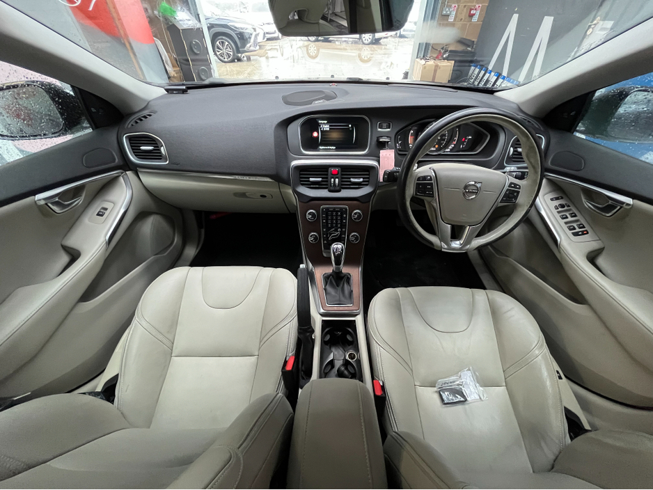 2016 Volvo V40 - image 14