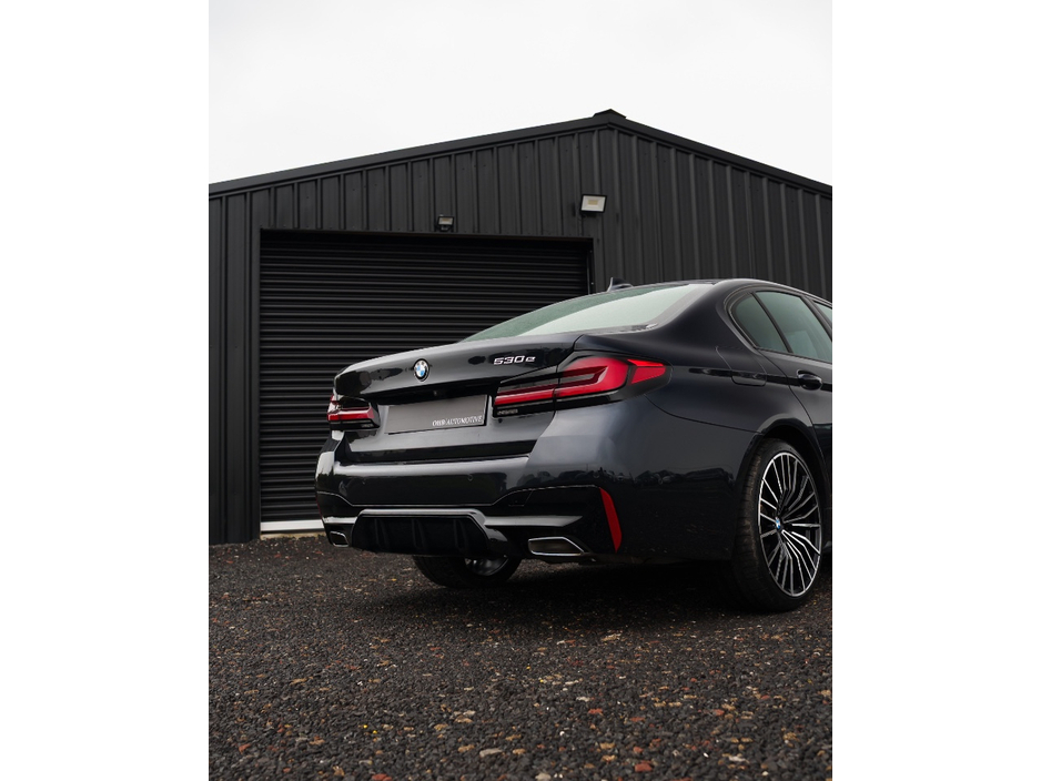 2021 BMW 5 Series - image 13