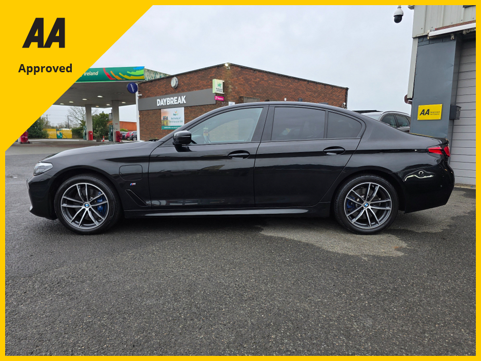 2021 BMW 5 Series - image 19