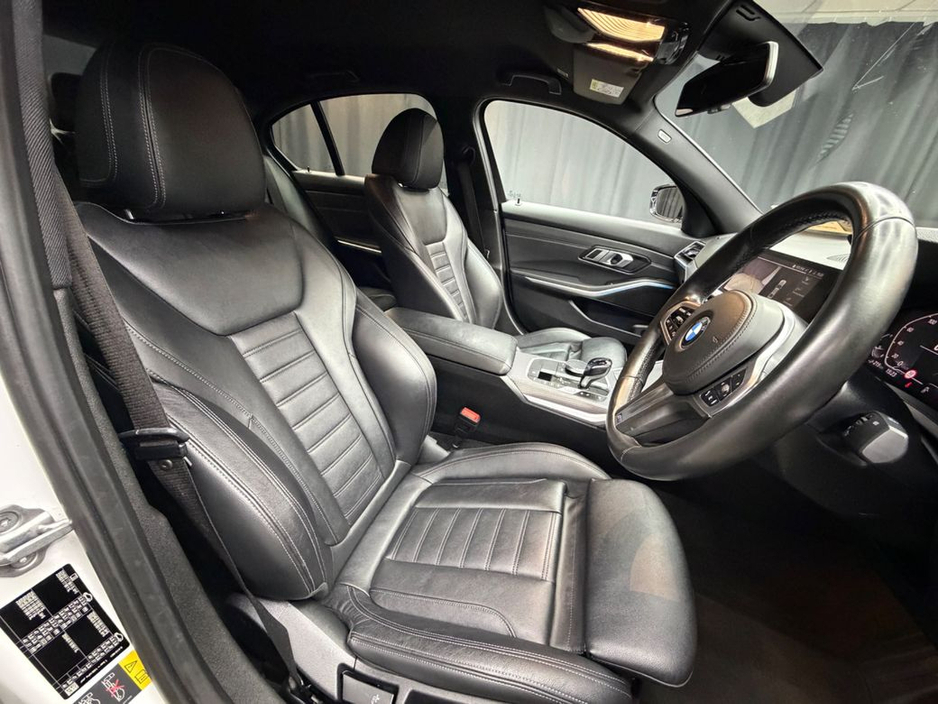 2021 BMW 3 Series - image 23