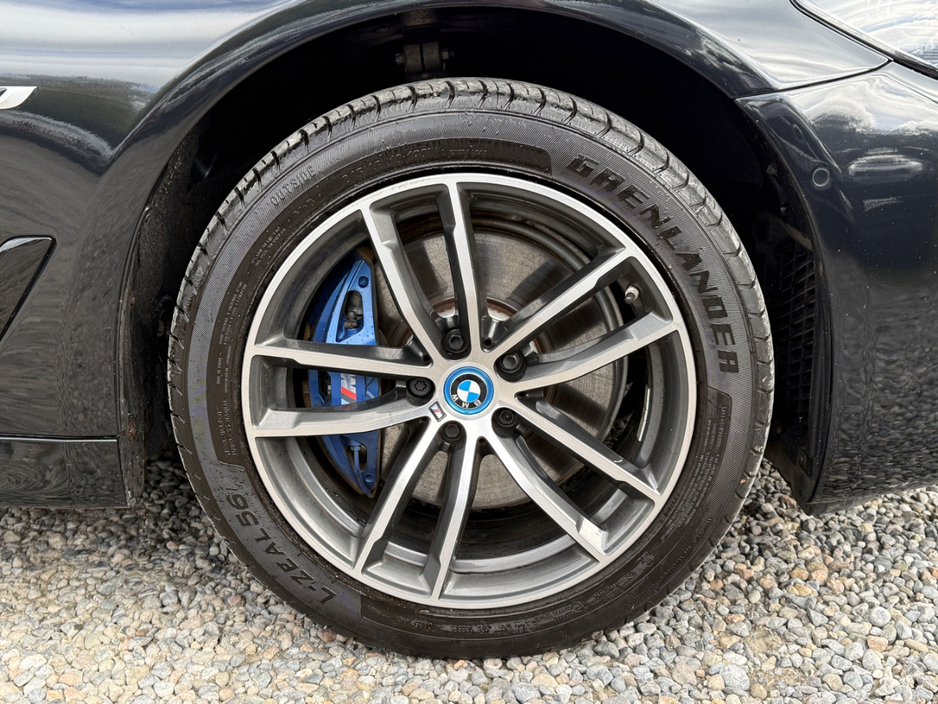 2022 BMW 5 Series - image 9