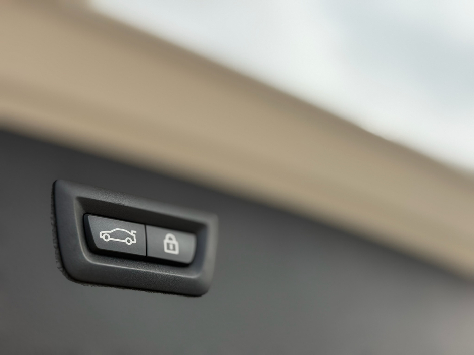 2018 BMW 3 Series - image 18