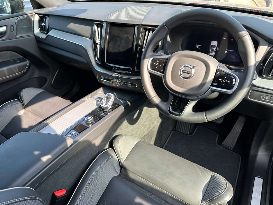 2025 Volvo XC60 - image 3