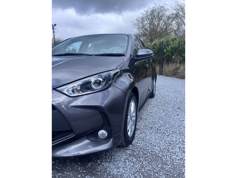 2022 Toyota Yaris - image 5