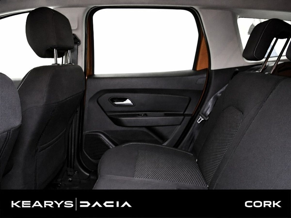 2020 Dacia Duster - image 7
