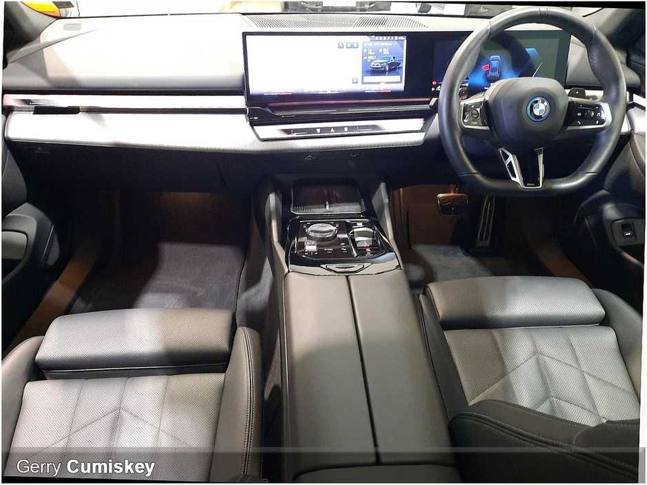 2025 BMW 5 Series - image 10