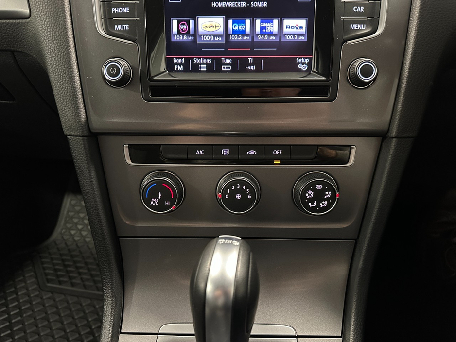 2014 Volkswagen Golf - image 27