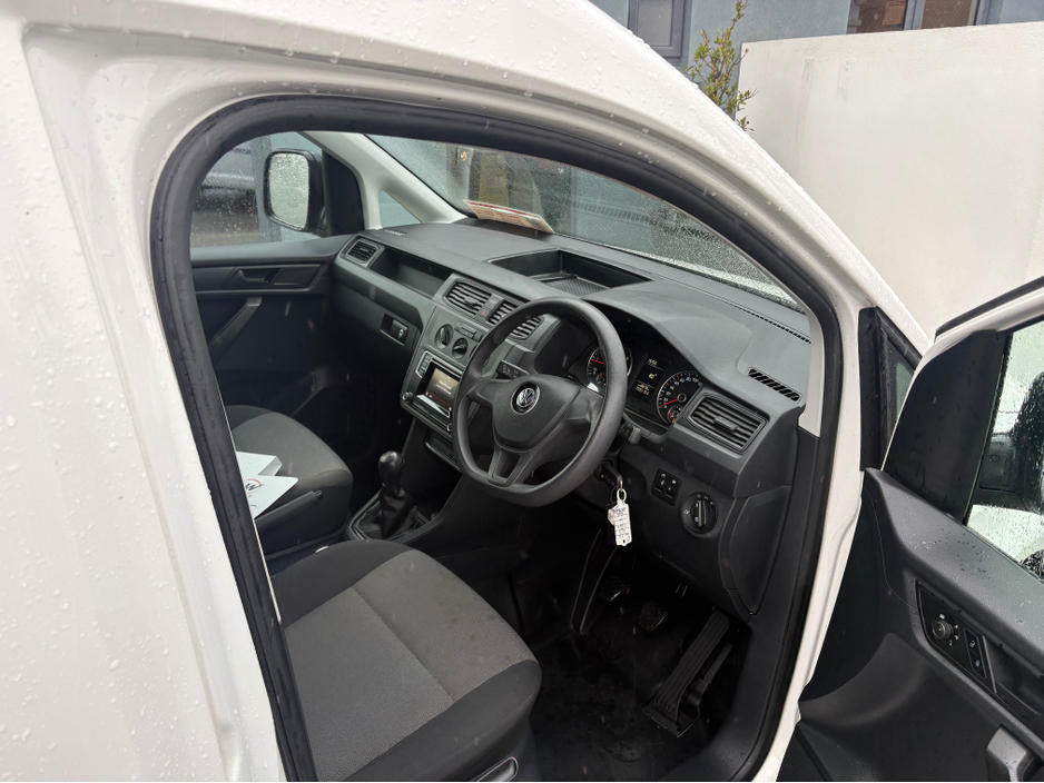 2019 Volkswagen Caddy - image 5