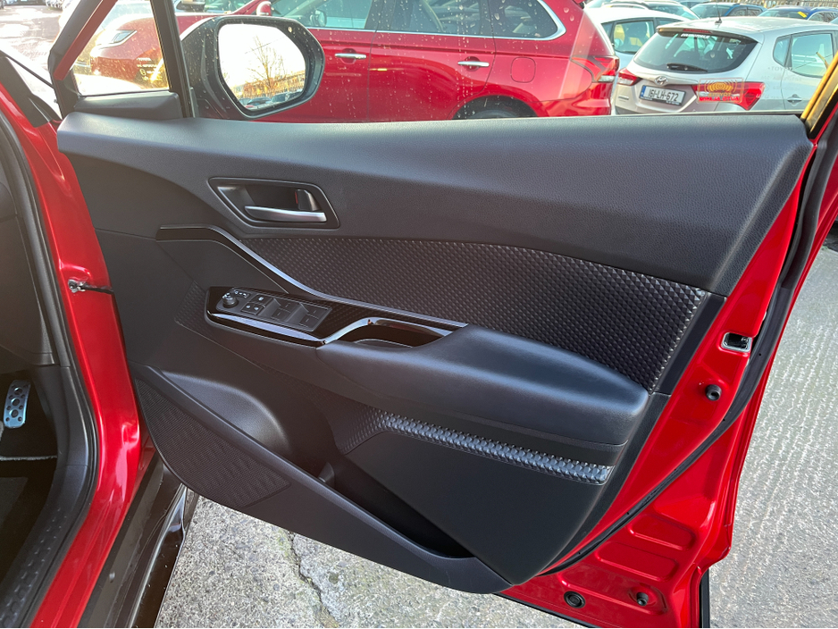 2020 Toyota C-HR GR SPORT AUTOMATIC HYBRID 1.8 PETROL //MASSIVE SPEC//HALF LEATHER HEATED SEATS//360 PARKING CAMERAS//KEYLESS ENTRY//LOW MILES// €24,950