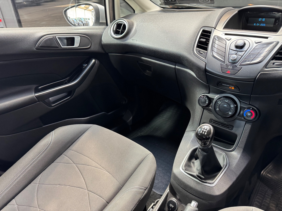 2013 Ford Fiesta - image 16