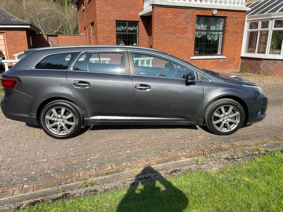 2013 Toyota Avensis - image 3