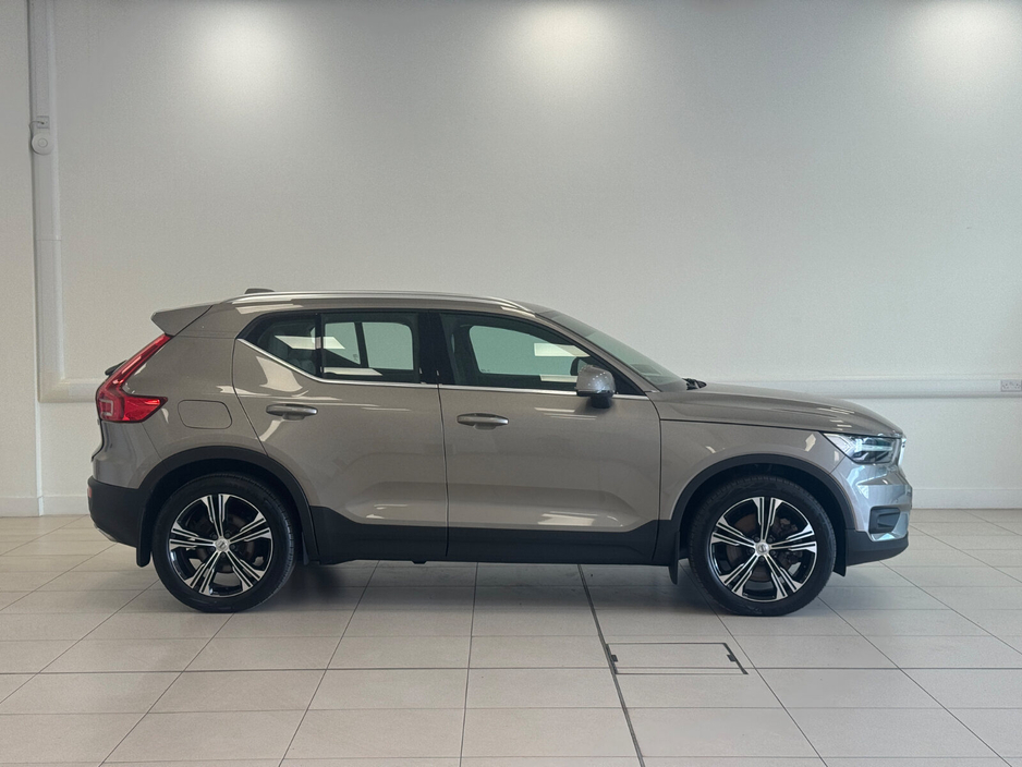 2020 Volvo XC40 - image 3