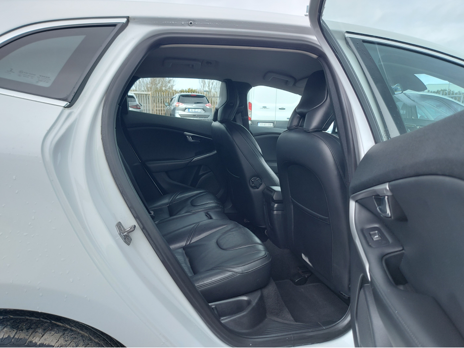 2014 Volvo V40 - image 11