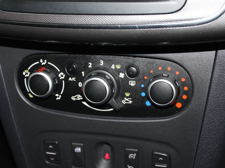 2020 Dacia Sandero - image 17