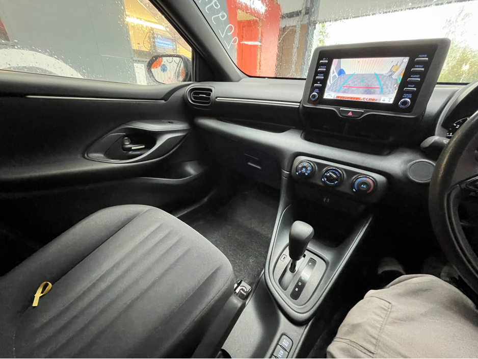 2021 Toyota Yaris - image 10