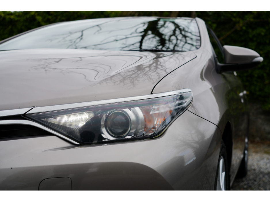 2016 Toyota Auris - image 14