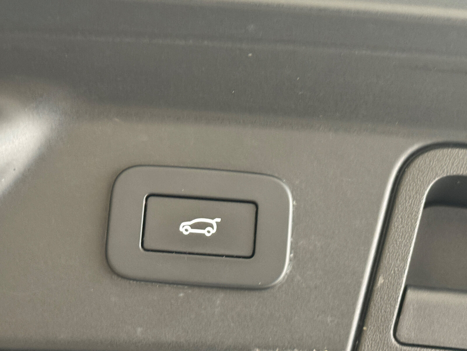 2023 Land Rover Range Rover Velar - image 19