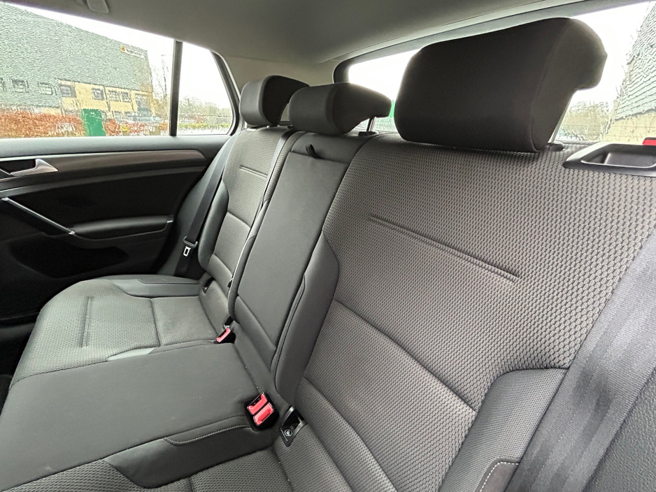 2014 Volkswagen Golf - image 9