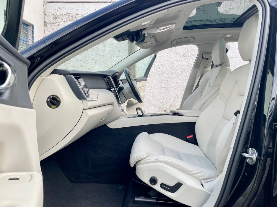 2023 Volvo XC60 T6 RECHARGE PHEV PLUS DARK AWD AUTO 5DR €39,995