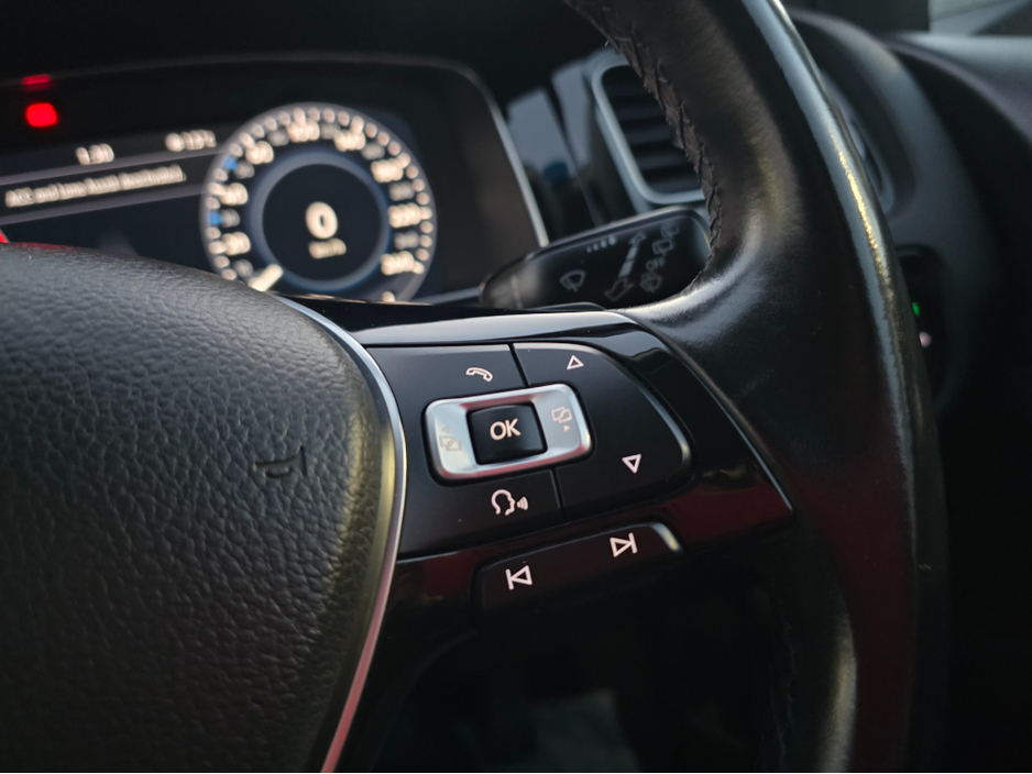 2017 Volkswagen Golf ( 172 REG ) HIGHLINE 1.4 MK7.5 SAT NAV PACK - VIRTUAL CLOCKS -REVERSE CAMERA - NAVIGATION - CARPLAY - ANDROID AUTO- BLIND SPOT REAR TRAFFIC ASSIST - DISCOVER PRO €17,950