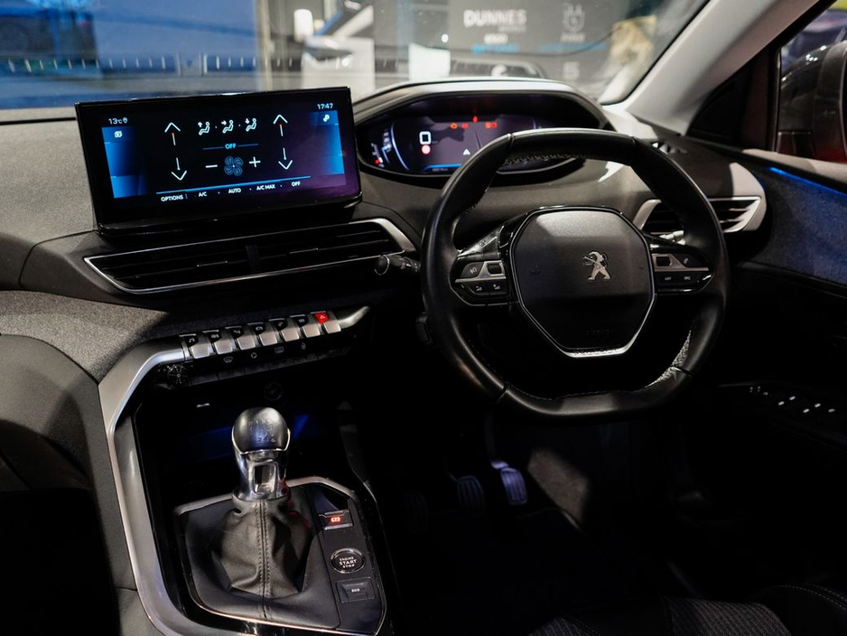 2022 Peugeot 5008 - image 12