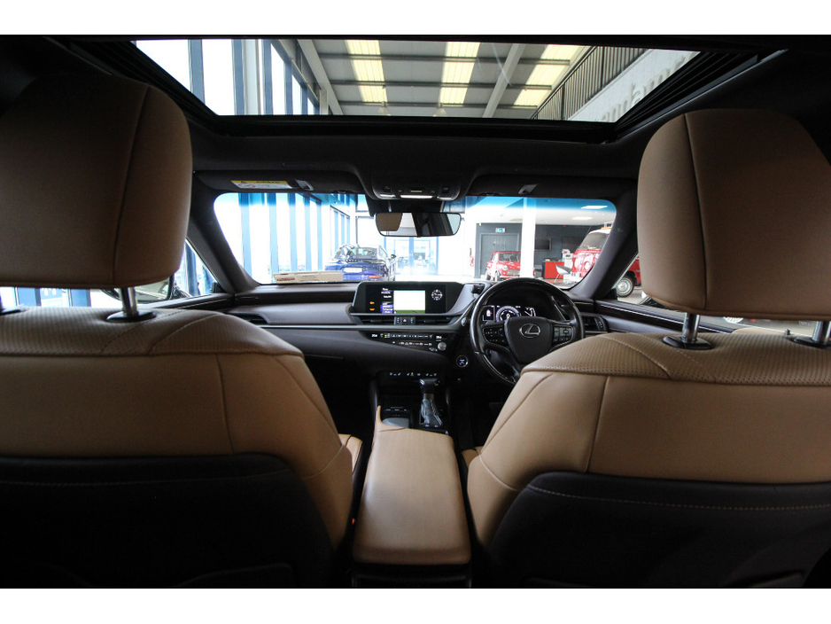 2021 Lexus ES 300 H - image 25