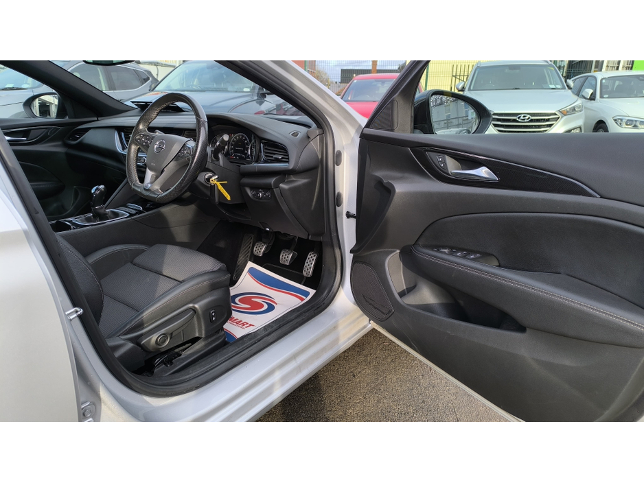 2021 Opel Insignia - image 8