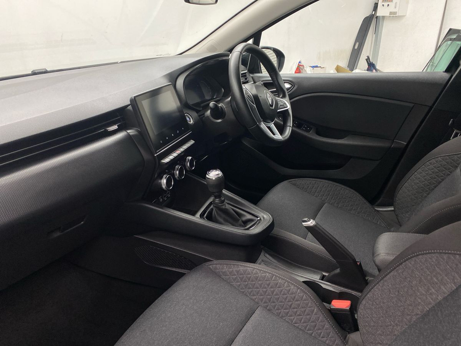 2023 Renault Clio - image 2