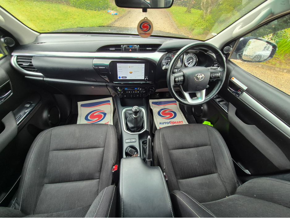 2025 Toyota Hilux - image 3